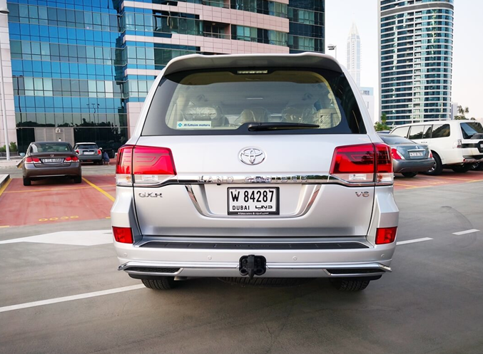 SHOULD I RENT, LEASE OR BUY A CAR IN THE UAE?