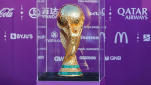 Coupe de Mundo, the FIFA World Cup trophy.