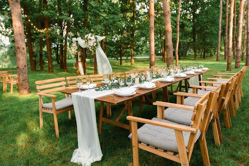Give Your Home a Rustic Feel With A Farmhouse Table